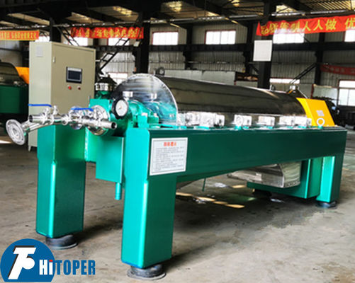 Centrifugadora decantadora industrial diseñada para la separación en tres fases y el procesamiento continuo de mezclas sólidas líquidas líquidas